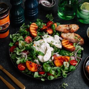 Salade met burrata en gegrilde perziken